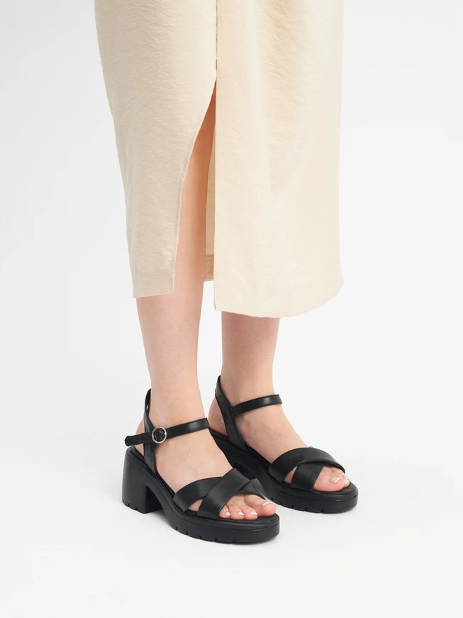 Schwarze Sandalen mit festem Boden