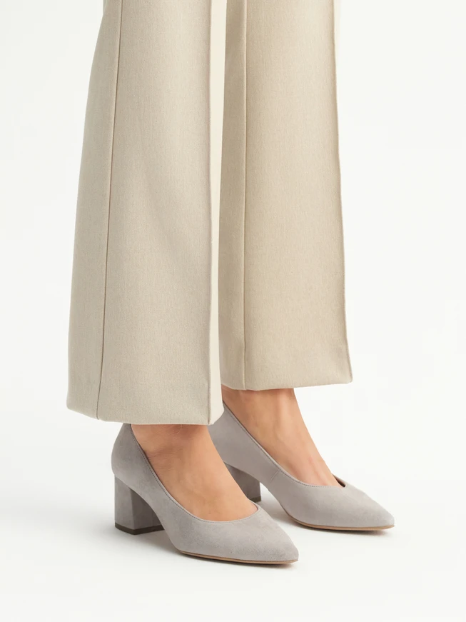 Velours-Pumps mit spitzer Zehe