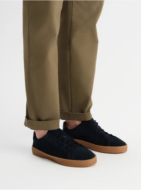 Marineblaue Turnschuhe für Männer mit beiger Sohle