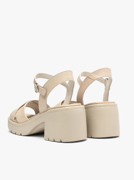 Cremefarbene Sandalen mit festem Boden