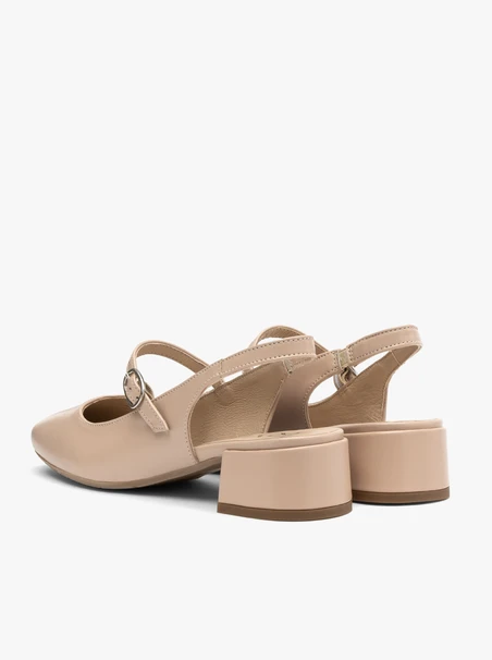 Beigefarbene niedrighackige Pumps