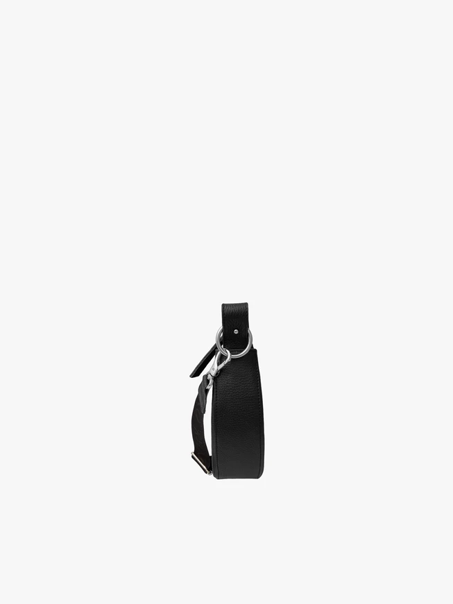 Schwarze Handtasche mit breitem Gurtband