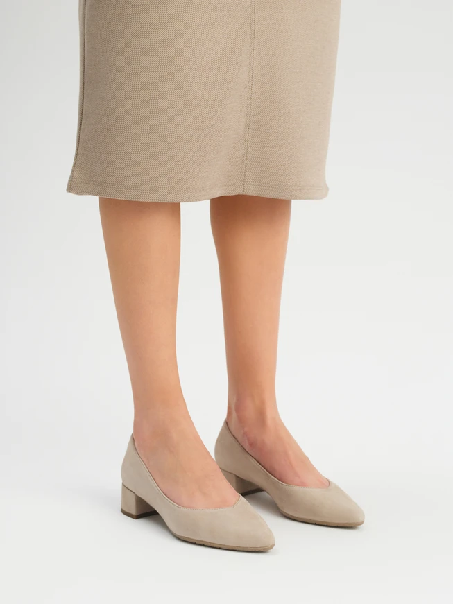 Pumps mit niedrigem Absatz aus Veloursleder