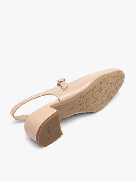 Beigefarbene niedrighackige Pumps