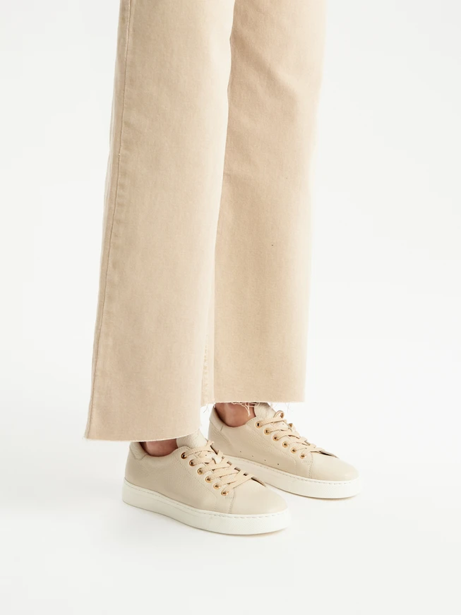 Beige Sporthalbschuhe mit goldenen Ösen