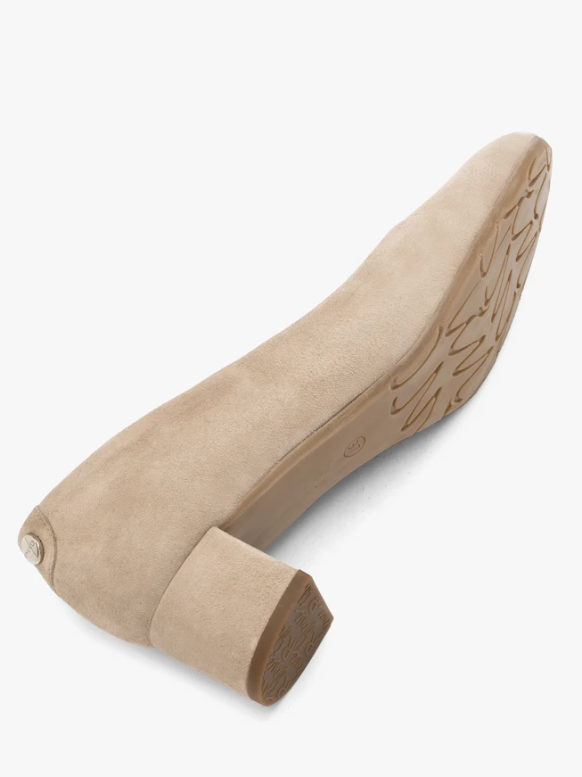 Beigefarbene niedrige Stiletto-Pumps