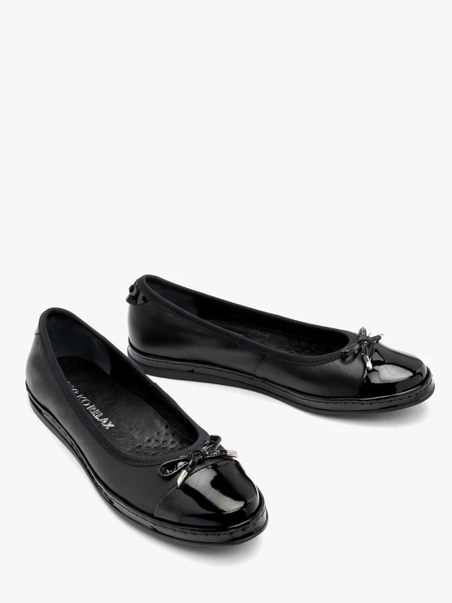 Schwarze Ballerinas mit lackierter Nase
