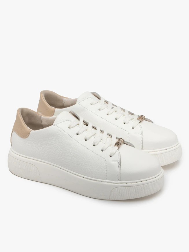 Weiße sportliche Halbschuhe mit klobiger Sohle