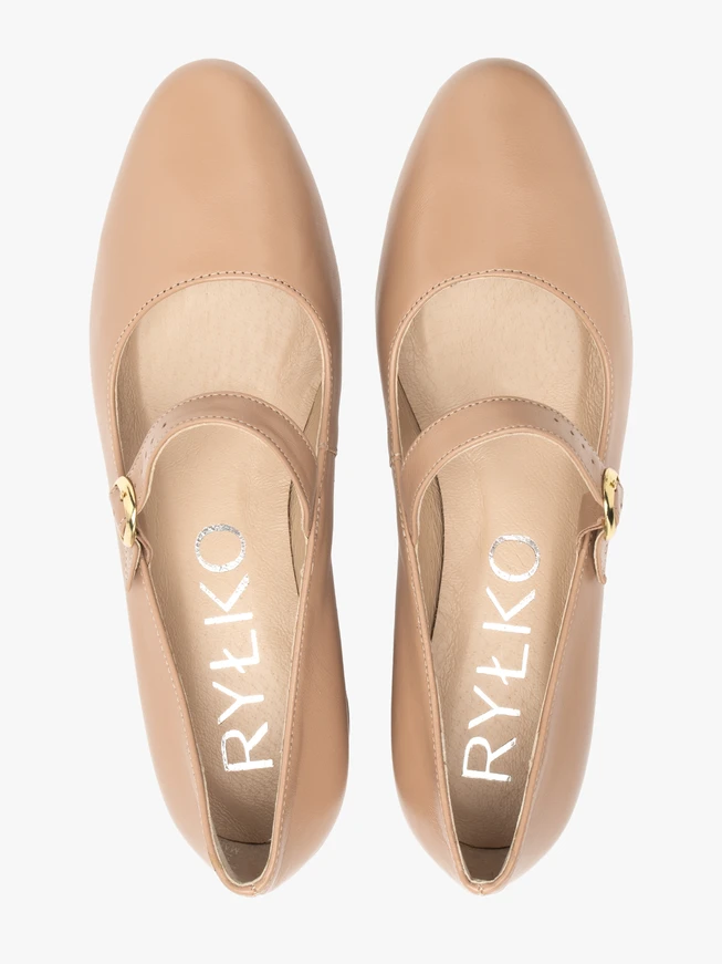 Beigefarbene niedrighackige Pumps
