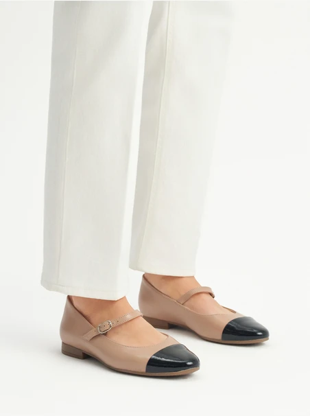 Beige ballerinas with contrasting black toe
