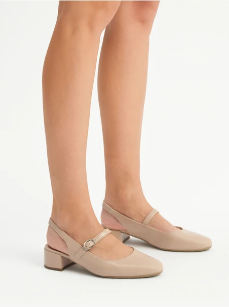 Beigefarbene niedrighackige Pumps