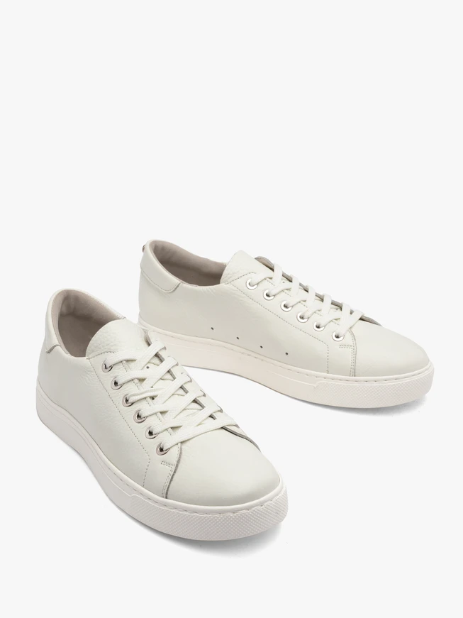 Cremefarbene Sporthalbschuhe mit silbernen Ösen