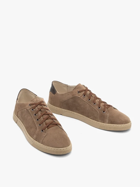 Hellbraune Herrenhalbschuhe mit Perforationen auf dem Schaft