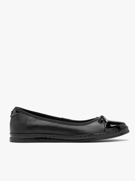Schwarze Ballerinas mit lackierter Nase