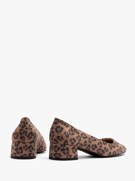 Niedrige Damenpumps mit Leopardenmuster