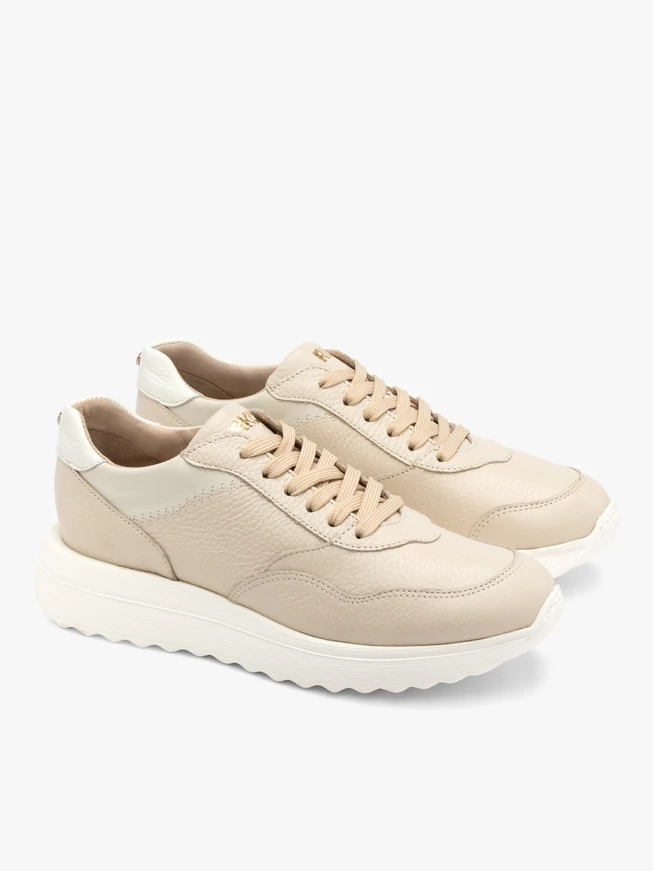 Beige- und cremefarbene Sporthalbschuhe mit leichtem Boden