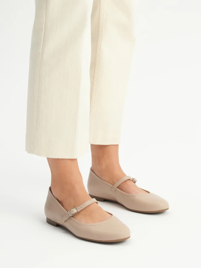 Beige women’s ballerinas with strap