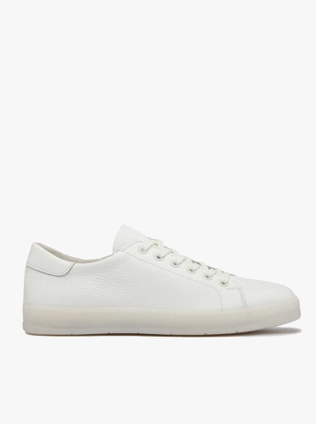 Weiße Sportschuhe mit flacher Sohle