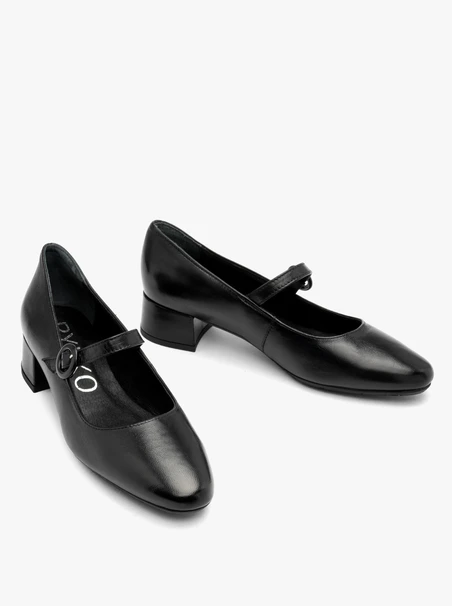 Black strap pumps with low block heel