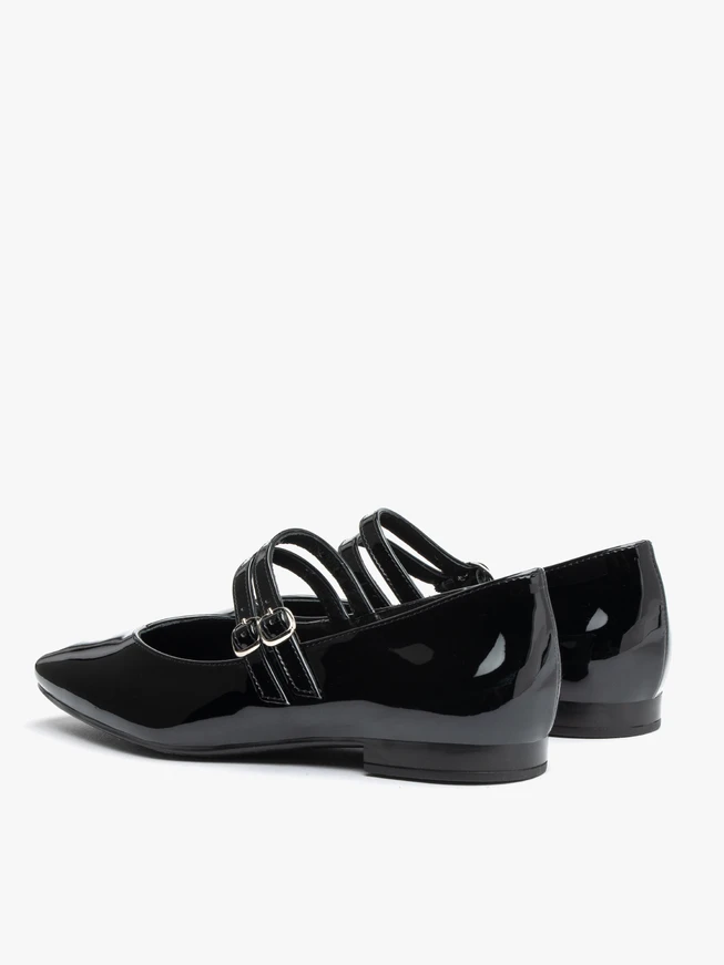 Schwarz lackierte Ballerinas mit zwei Riemen