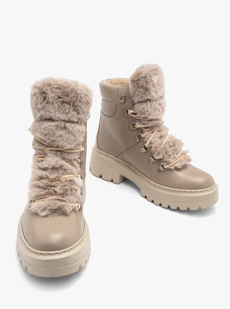 Beige boots with fur detail on tongue