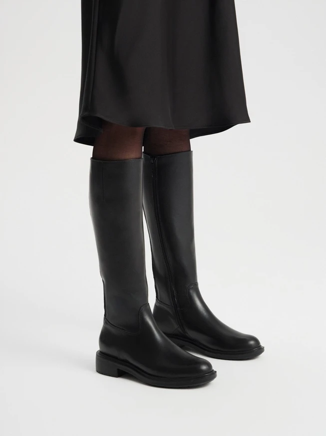 Klassische schwarze Stiefel mit schmalem Schaft