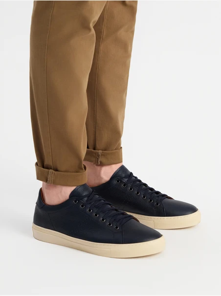 Marineblaue Turnschuhe