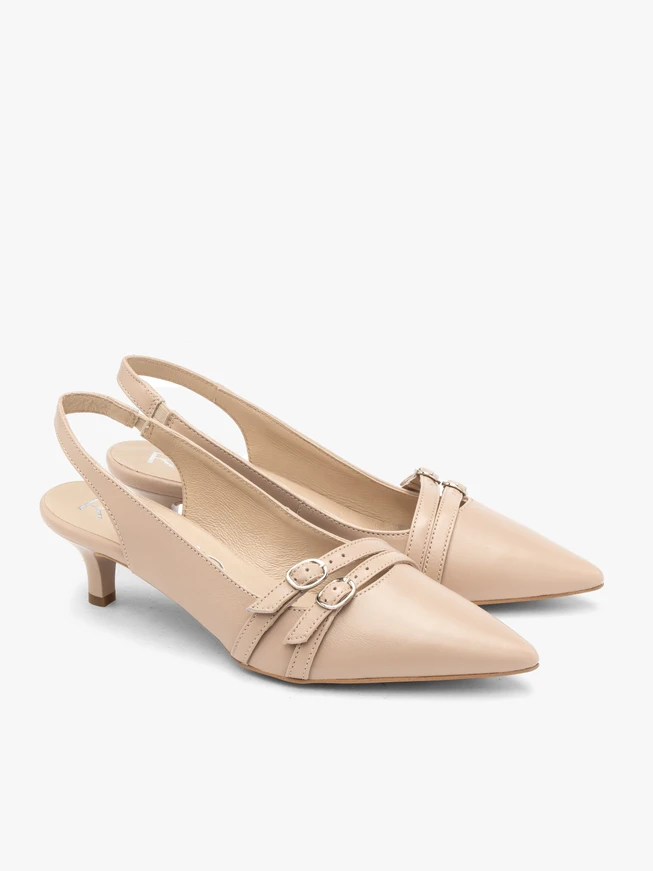 Beigefarbene Slingback-Pumps mit dekorativen Riemchen