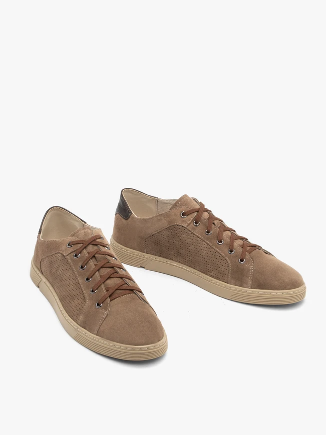 Hellbraune Herrenhalbschuhe mit Perforationen auf dem Schaft