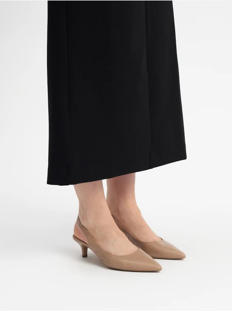 Beżowe czółenka slingback na obcasie typu kaczuszka