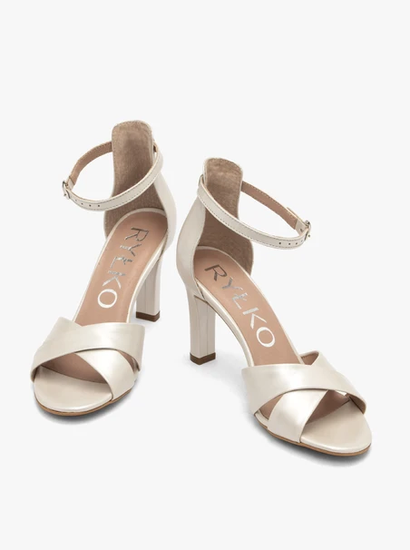 Perlensandalen mit klobigem Stilettoabsatz