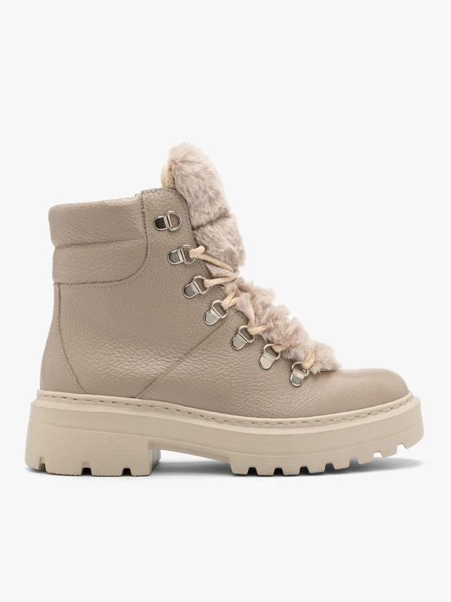 Beigefarbene Stiefel mit Fell an der Zunge