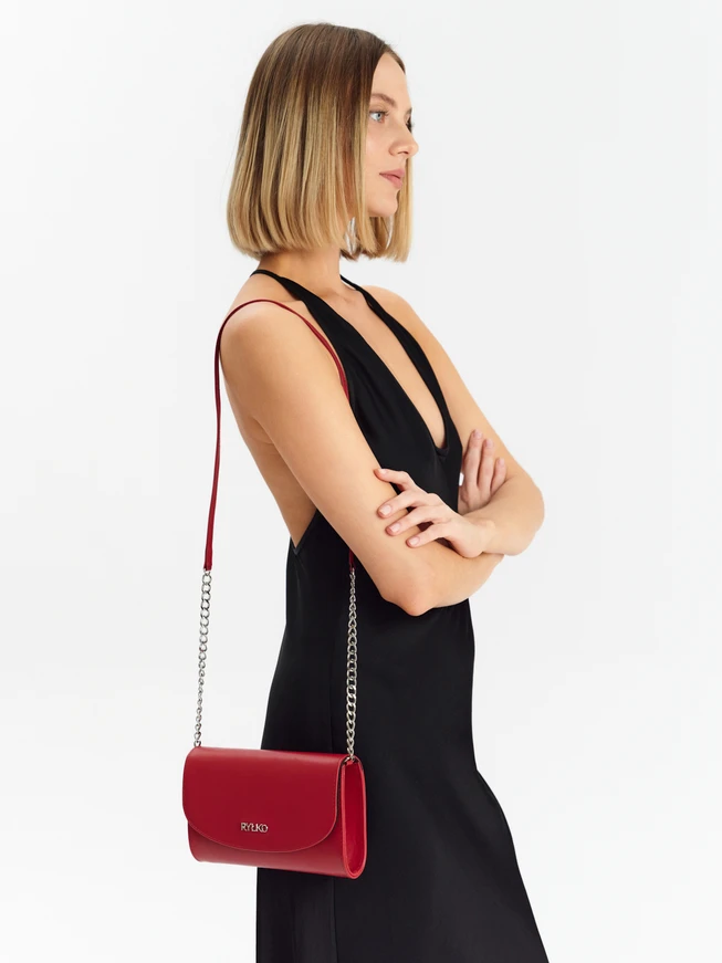 Kleine rote Handtasche mit Kettenriemen