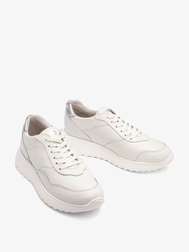 Cremefarbene sportliche Halbschuhe mit silbernem Einsatz an der Ferse