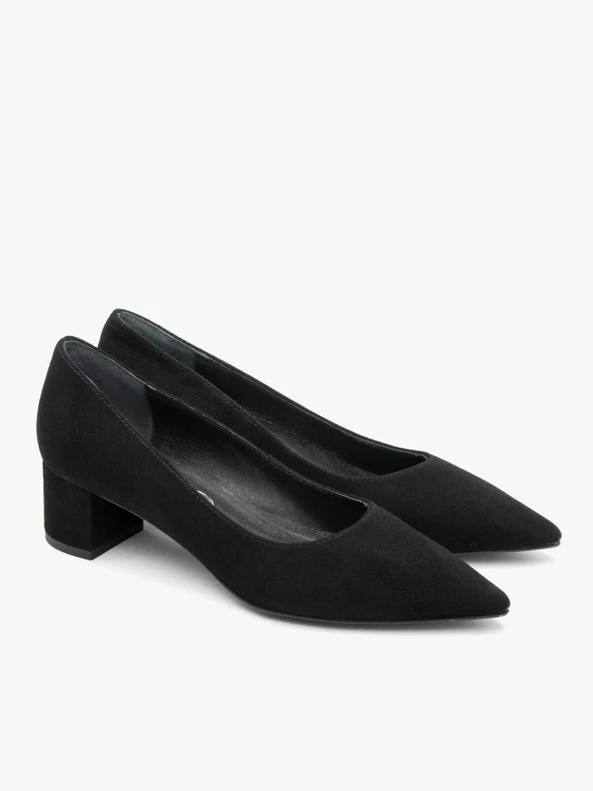 Schwarze Velourspumps