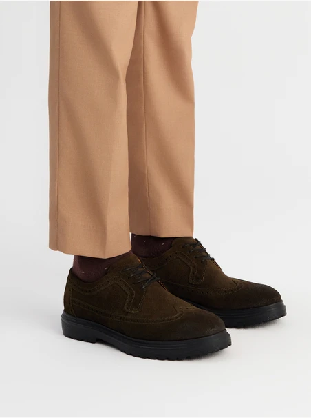Halbschuhe aus olivfarbenem Veloursleder