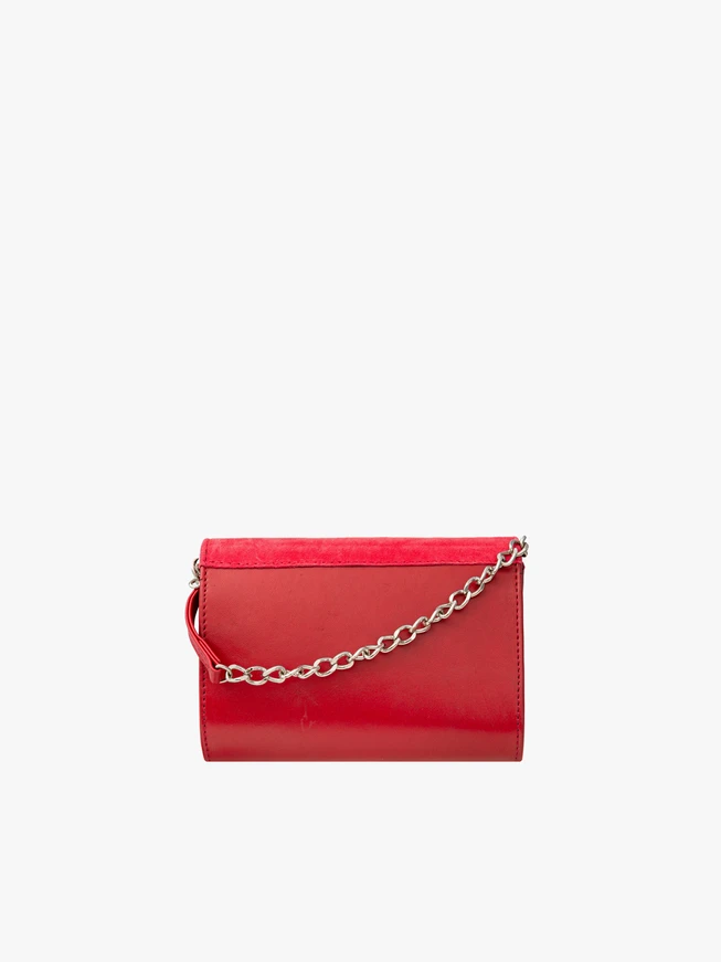 Kleine rote Handtasche mit silberner Kette