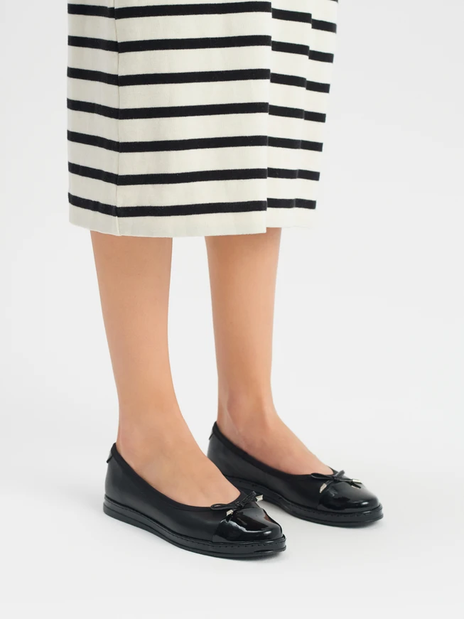 Schwarze Ballerinas mit lackierter Nase