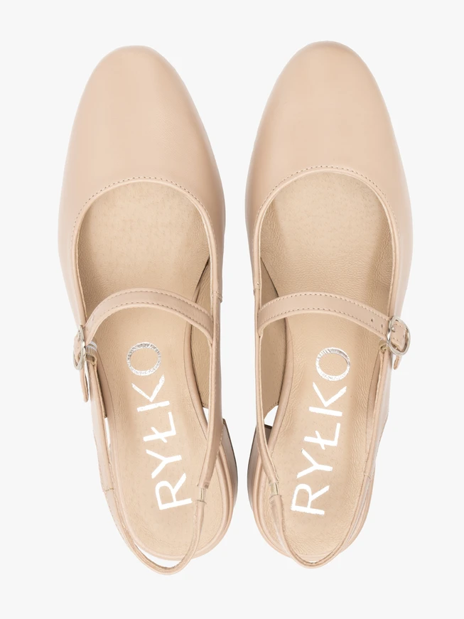 Beigefarbene niedrighackige Pumps