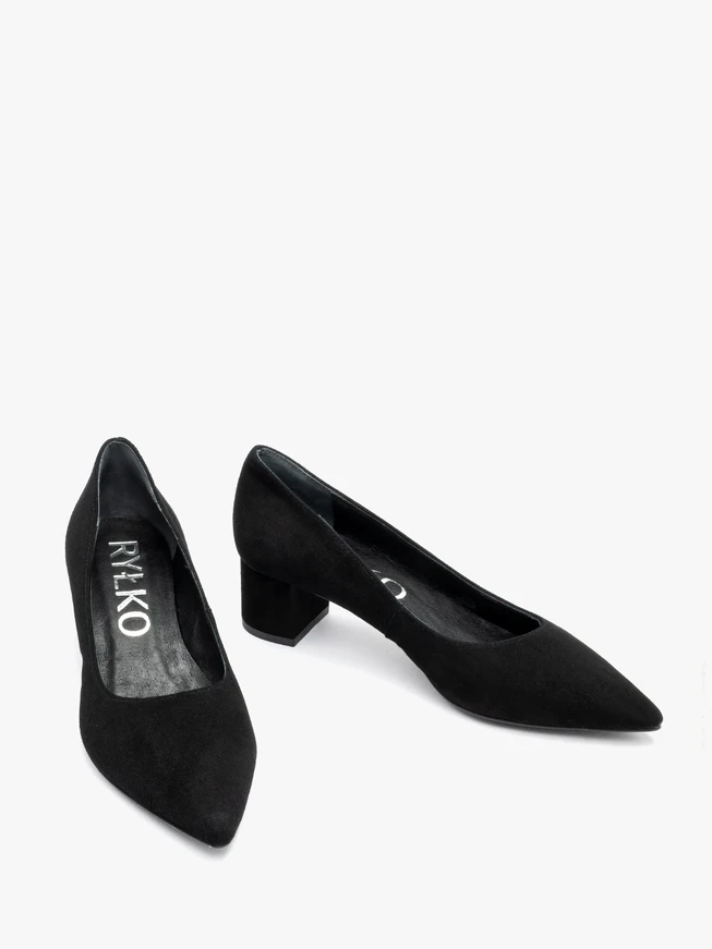 Schwarze Velourspumps