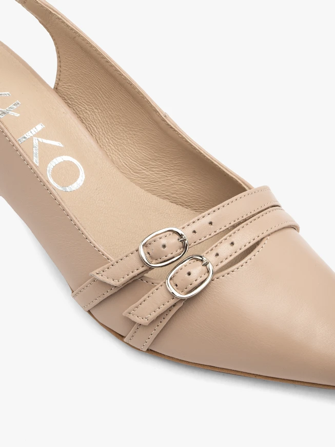 Beigefarbene Slingback-Pumps mit dekorativen Riemchen