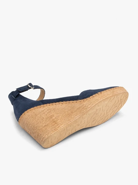 Marineblaue Plateau-Pumps mit Riemen um den Knöchel