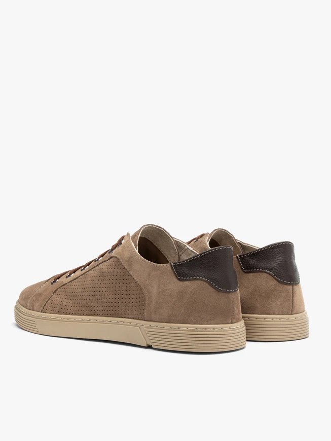 Hellbraune Herrenhalbschuhe mit Perforationen auf dem Schaft