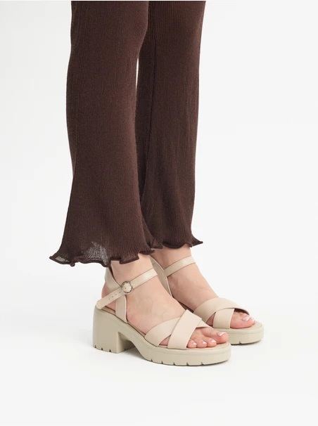 Cremefarbene Sandalen mit festem Boden