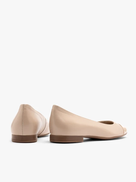 Beige Ballerinas mit lackierter Nase
