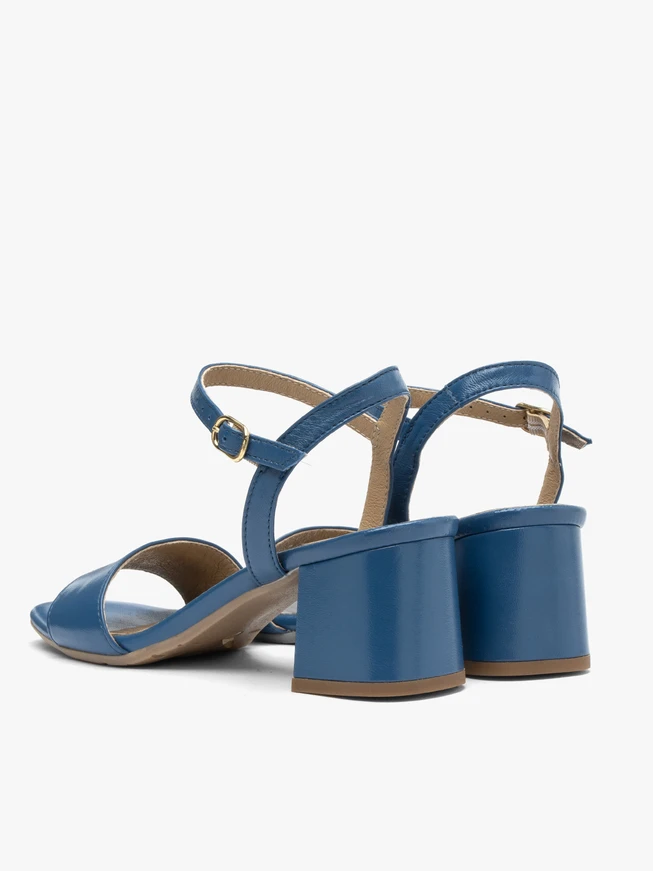 Blaue Blocksandalen