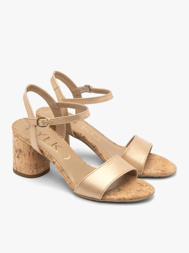 Goldfarbene Sandalen mit Korkfutter und Absatz