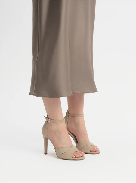 Beigefarbene hohe Stiletto-Sandalen
