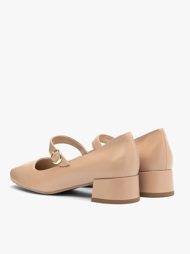 Beigefarbene niedrighackige Pumps
