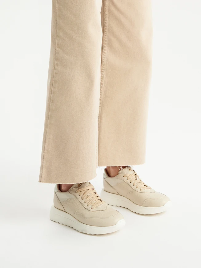 Beige- und cremefarbene Sporthalbschuhe mit leichtem Boden